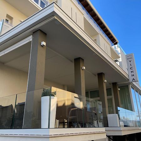 Hotel Vienna Rivazzurra Римини Екстериор снимка