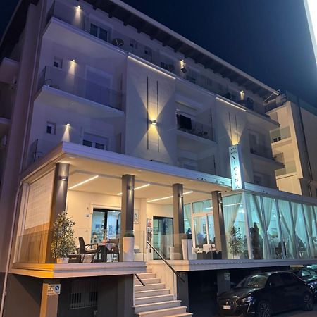 Hotel Vienna Rivazzurra Римини Екстериор снимка