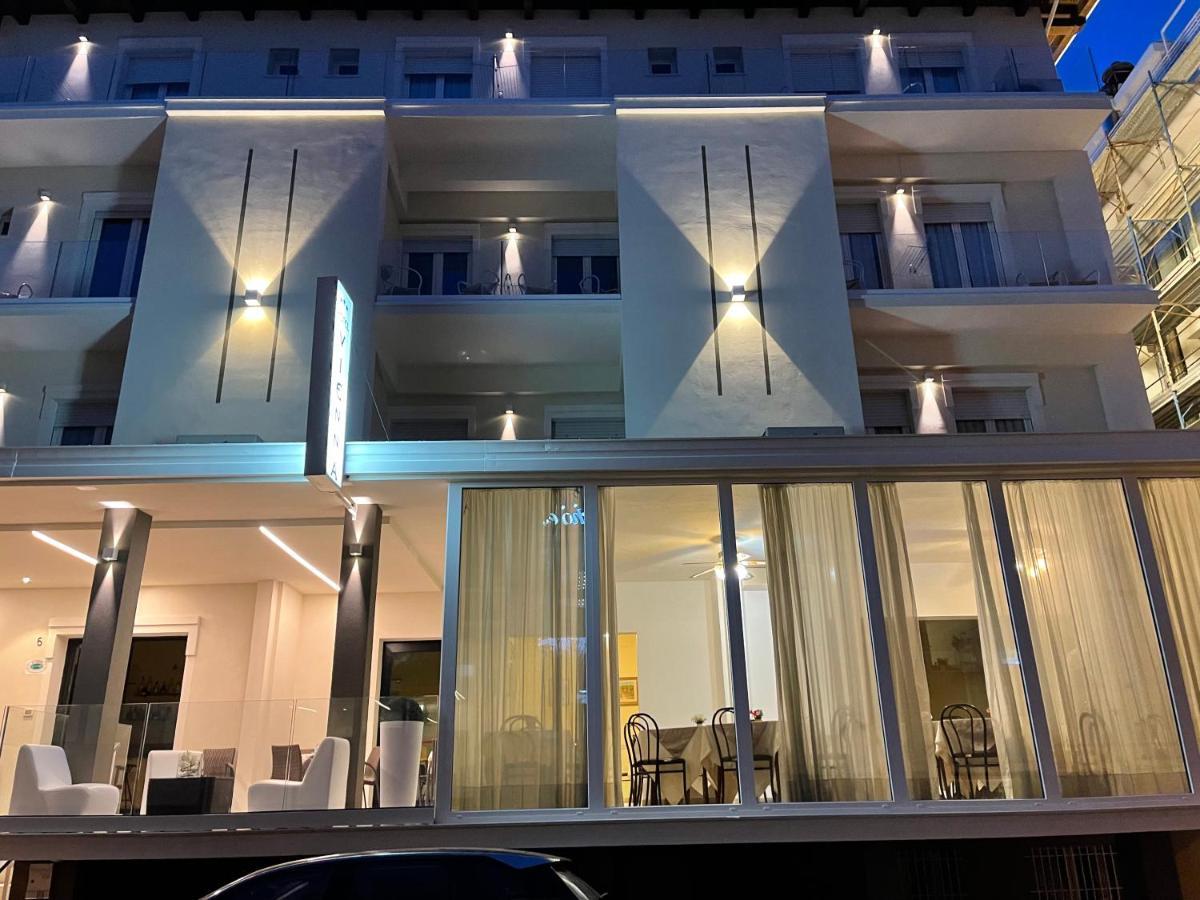 Hotel Vienna Rivazzurra Римини Екстериор снимка