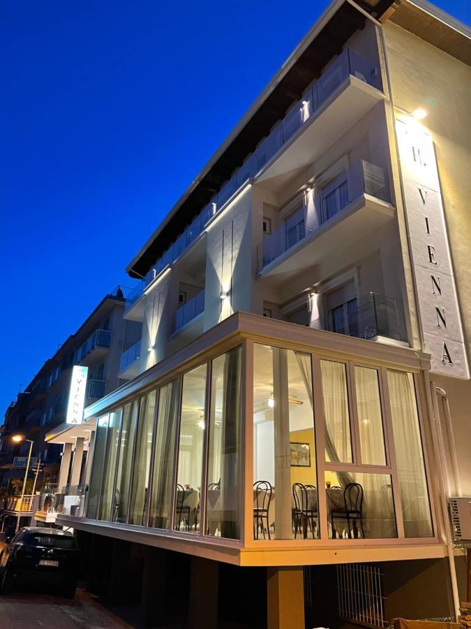 Hotel Vienna Rivazzurra Римини Екстериор снимка