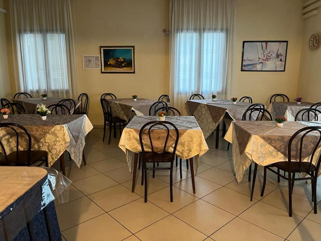 Hotel Vienna Rivazzurra Римини Екстериор снимка