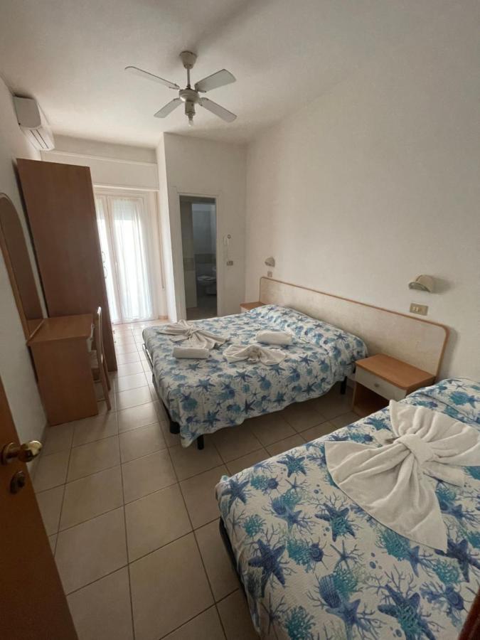 Hotel Vienna Rivazzurra Римини Екстериор снимка