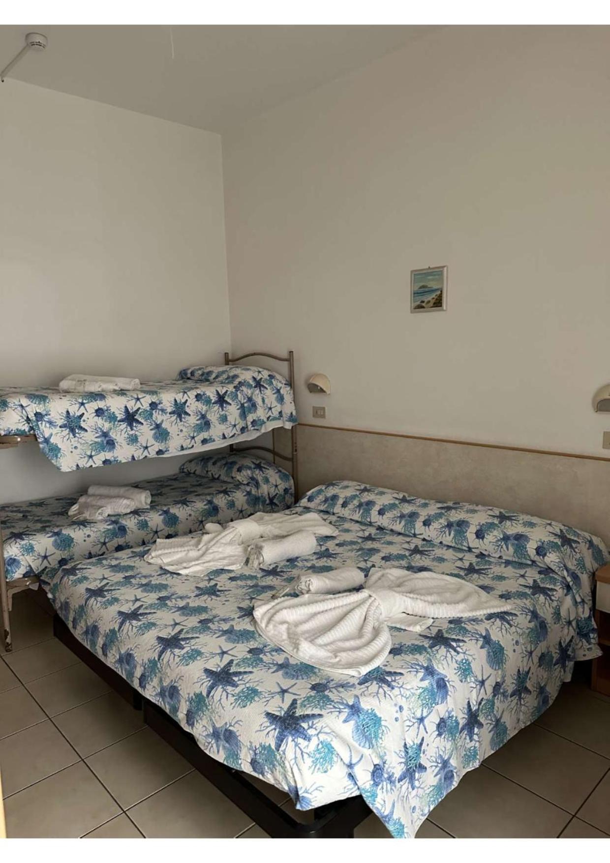Hotel Vienna Rivazzurra Римини Екстериор снимка