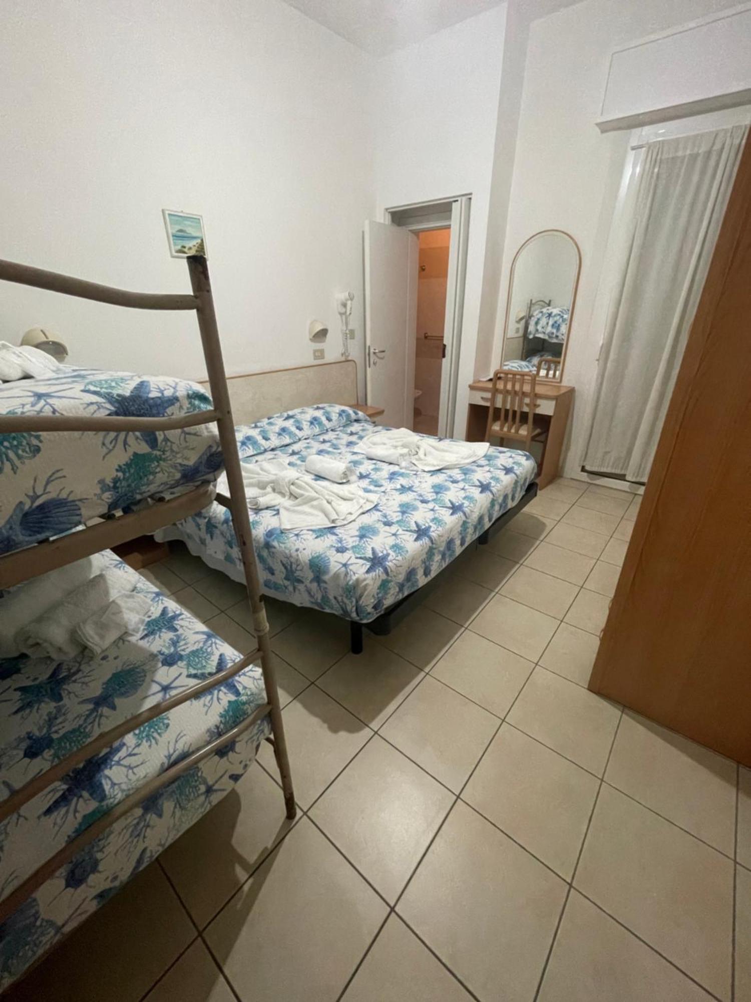 Hotel Vienna Rivazzurra Римини Екстериор снимка