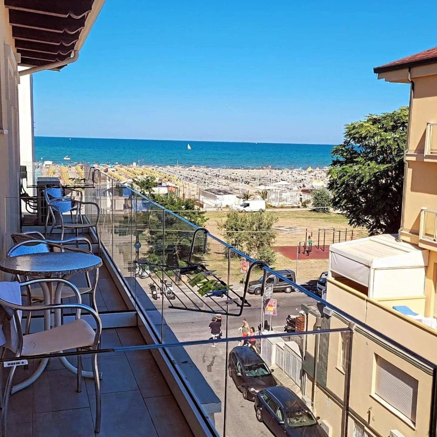 Hotel Vienna Rivazzurra Римини Екстериор снимка