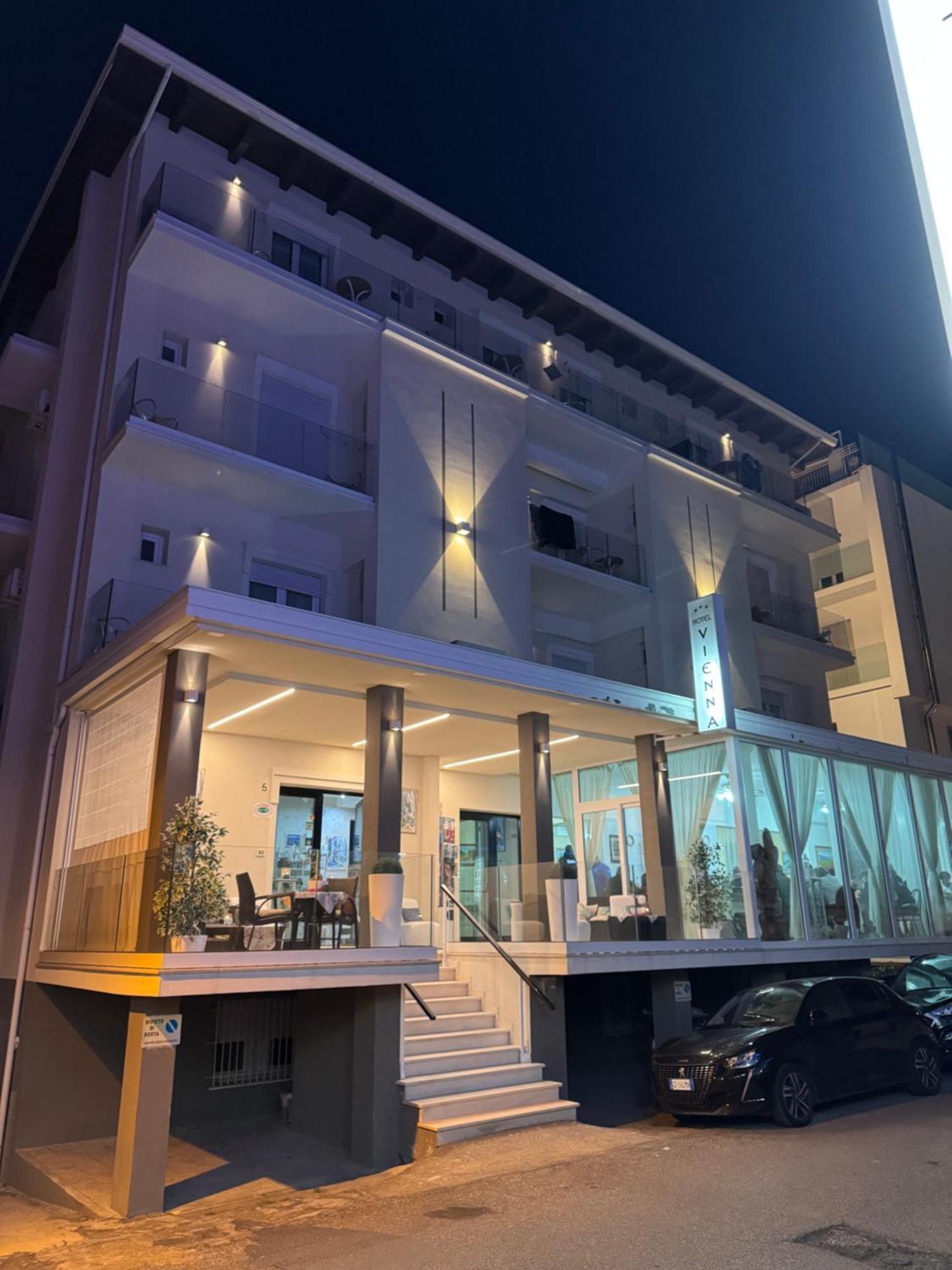 Hotel Vienna Rivazzurra Римини Екстериор снимка