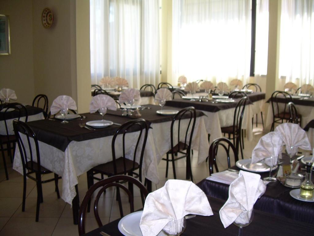 Hotel Vienna Rivazzurra Римини Екстериор снимка